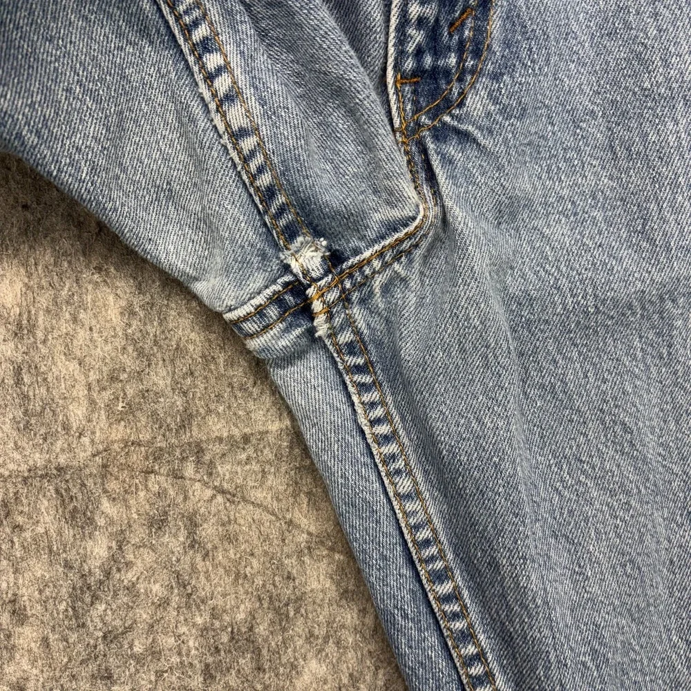 Levis waist 32